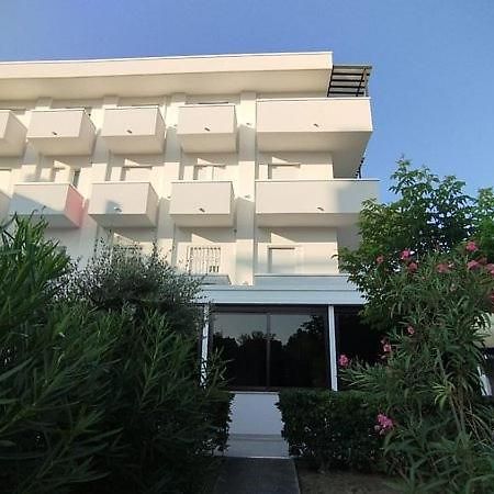 Hotel Pigalle Riccione Exteriör bild