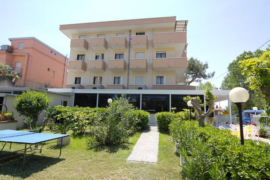 Hotel Pigalle Riccione Exteriör bild
