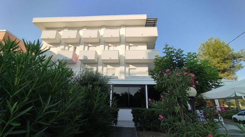 Hotel Pigalle Riccione Exteriör bild